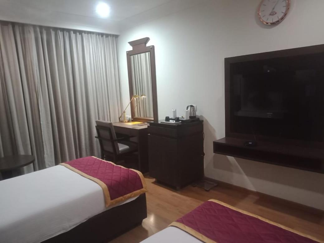 Blossom Rooms Hotel Vashishtha - Free Lunch Or Dinner- Free Breakfast Hyderabad Exterior photo